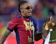 Raphinha celebrando con la Copa del Rey.