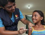 Una niña siendo vacunada. Foto: API / Referencial