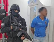 Foto de alias Comandante Carlitos, presunto cabecilla criminal, cuando fue capturado ayer miércoles 3 de abril de 2024.