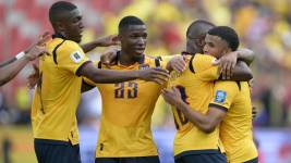 Jugadores de la selección de Ecuador celebran un gol por Eliminatorias Sudamericanas