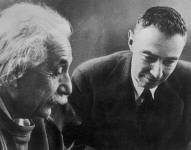 Albert Einstein y Robert Oppenheimer convivieron en el Instituto de Estudios Avanzados de Princeton.