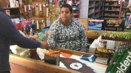 La gente ya no se fija en la marca, solo en el precio, afirma Yanina, dueña de un supermercado en un barrio de clase obrera.