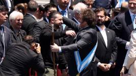 El nuevo presidente argentino y su homólogo ucraniano, Volodymyr Zelensky, se fundieron en un abrazo a la salida del Congreso.