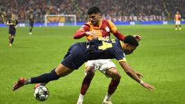 Eren Elmali (rojo y amarillo), jugador del Galatasaray de Turquía, durante un partido de la Champions League