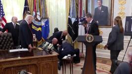 Un hombre se desmaya en el Despacho Oval.