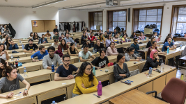 Estudiantes en el aula del Examen MIR-EIR 2020.