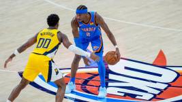 Shai Gilgeous-Alexander ante Bennedict Mathurin en el segundo partido de las finales. (Internet)