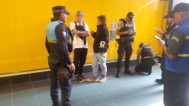 Imagen de las dos personas detenidas en una estación del Metro de Quito.