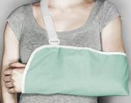 Si tienes un brazo inmobilizado, puedes ejercitar el otro, que ambos sentirán los beneficios