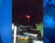 Videos grabados por residentes con sus celulares muestran el momento en que las embarcaciones se incendiaron.