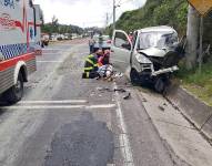 Vehículo accidentado y personal médico atiende a persona herida.