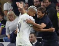 Antonio Conte, director técnico del Tottenham, trata de explicarle a Richarlison los motivos para reemplazarlo ante el AC Milan por Champions League.