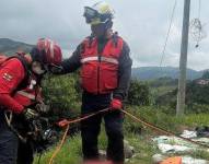 Momento en el que bomberos del cantón Mejía realizan el rescate del cuerpo de Paulina Gallo.