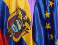 Banderas de Ecuador y la Unión Europea.