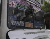 Imagen de un bus con el cartel de pasajes a 40 centavos en el centro de Guayaquil. este 30 de octubre del 2023.