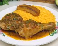 En la imagen se ve un plato con seco de pollo, comida típica de Ecuador.