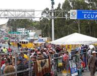 Migrantes en la frontera de Ecuador y Colombia, cuano el paso estaba restringido.