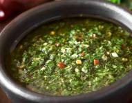 El chimichurri es una mezcla de perejil finamente picado, orégano, chile molido y ajo mezclado con vinagre y aceite vegetal.