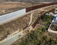 Fotografía aérea de la construcción del muro fronterizo este jueves, en Tijuana Baja California (México).