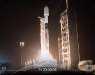 Cohete Falcon 9 despegando desde Cabo Cañaveral, Florida (EE. UU.).