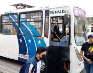 Militar asesinado dentro de un bus en el norte de Guayaquil. Twitter