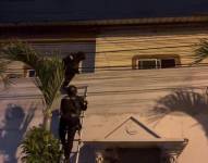 Foto de la Policía Nacional ingresando a una vivienda del círculo familiar de alias Fito.