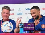 Louis Van Gaal y Memphis Depay durante rueda de prensa.