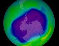 Eh 1985, los científicos encontraron un hueco en la capa de ozono como consecuencia de los gases CFC.