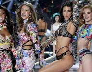 Las modelos Winnie Harlow, Gigi Hadid, Kendall Jenner y Alexina Graham aparecieron en el último desfile de Victoria's Secret en 2018.