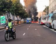 Al momento personal operativo AMT aplica desvío vehicular sobre la Av. 10 de Agosto y Santa Prisca. Foto: AMT Quito