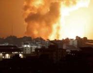 Fuerzas israelíes bombardean Gaza en respuesta al ataque de Hamás.