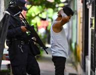 Un policía de El Salvador arrestando a un individuo.