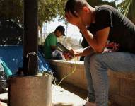 Mucha de la información que reciben los migrantes llega a través de las redes sociales.