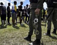 Autoridades venezolanas vigilando a presos de la cárcel de Tocorón, que presuntamente funciona como la sede del Tren de Aragua, durante un torneo penitenciario de rugby.