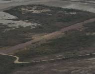 La pista mide 500 metros de largo, está asfaltada y con una manga de viento.