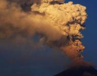 El volcán Popocatépetl de México sigue expulsando materiales incandescentes, humo y cenizas.
