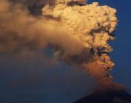 El volcán Popocatépetl de México sigue expulsando materiales incandescentes, humo y cenizas.