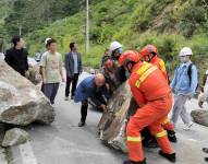 Personal de rescate retira las rocas que cayeron sobre una carretera tras el sismo reportado en China.