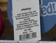 La etiqueta de un juguete fabricado en China se ve en la tienda Child's Play Toys en Washington, D.C., el 18 de abril de 2025
