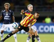 IDV y Deportivo Pereira disputando el balón.