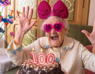 Imagen referencial de disfrutando de su cumpleaños número 100.