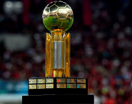 Imagen del trofeo de la Recopa Sudamericana