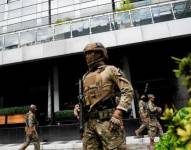Efectivos armados custodian el hotel en Ciudad de Panamá donde fueron alojados grupos de migrantes deportados por EE. UU.