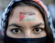 En Chile, una mujer protesta a favor de Palestina durante el conflicto con Israel que estalló el 10 de mayo pasado.