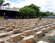 La droga fue trasladada desde Vinces a Quevedo donde la expusieron a la prensa en la UVC de esa localidad bajo un fuerte resguardo militar.