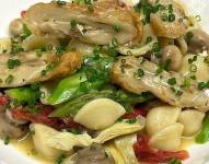 Los comentarios de los clientes sobre el pollo cultivado han sido fenomenales, según el dueño del restaurante.