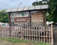 Imagen de la zona de parqueo previo al ingreso al Área Nacional de Recreación Isla Santay.