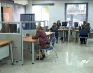 Una adulta mayor realiza un trámite en el SRI.