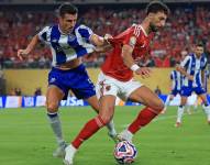 Jugadores de ambos clubes disputando el balón.