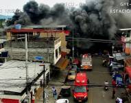Un gran incendio se registra en una ferretería ubicada en el Suburbio de Guayaquil